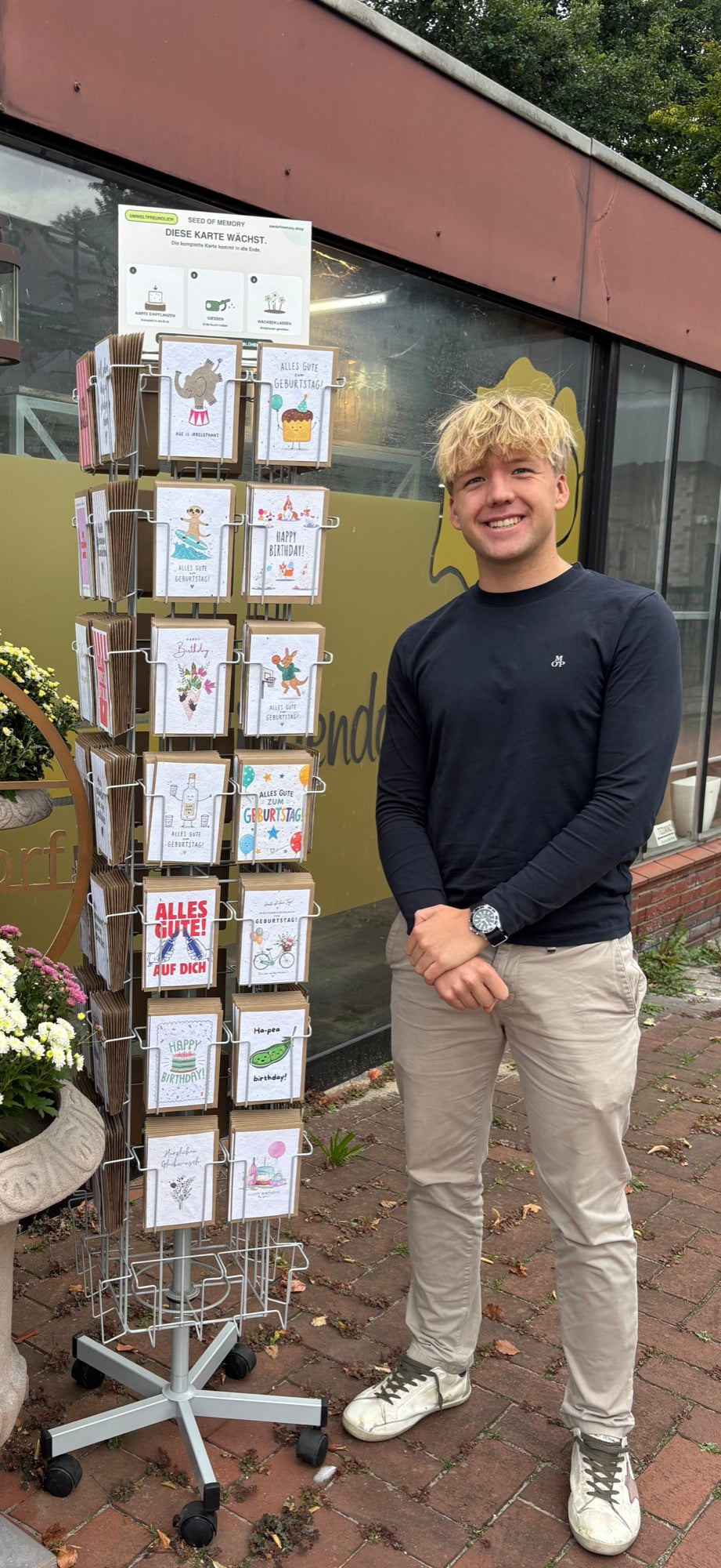 Franz von Seed of Memory mit seinen Saatpapierkarten im Handel