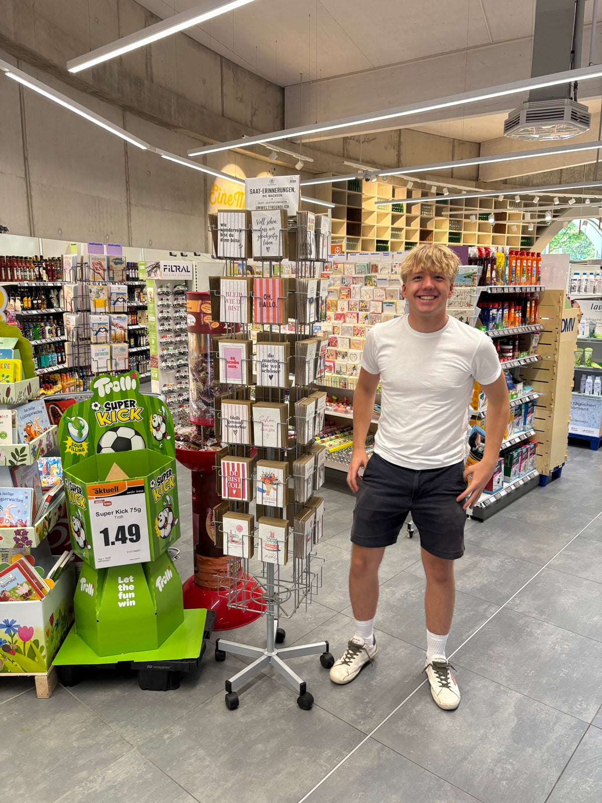 Franz von Seed of Memory mit seinen Saatpapierkarten im Handel
