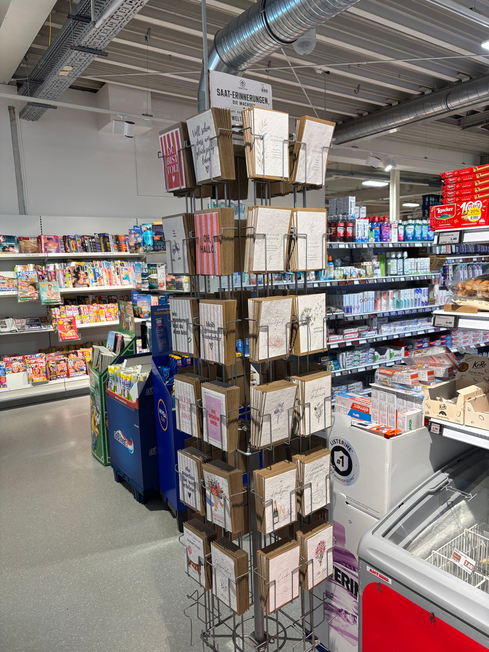Saatpapierkarten von Seed of Memory in einem Kartenständer im Handel
